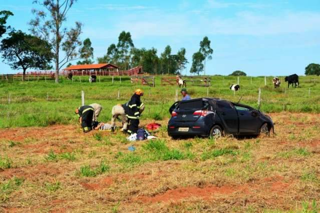  Ao desviar de buracos, médico perde controle de carro e capota na BR-267