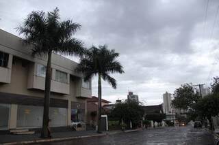 O dia amanheceu chuvoso em Campo Grande. (Foto: Marcos Ermínio) 