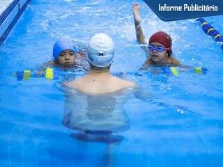 Toucas vão mudando de cor de acordo com os níveis das crianças na água. (Foto: Alcides Neto)