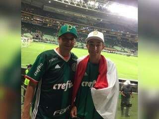 Vinicius e o pai assistiram jogo do campeonato paulista na Arena Palmeiras. (Foto: Arquivo pessoal)