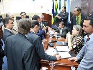 Vereadores de Dourados durante sessão ordinária; projeto da prefeitura fica suspenso (Foto: Divulgação)