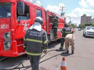 Seis militares do Corpo de Bombeiros atenderam a ocorrência no centro (Foto: Marcos Maluf)