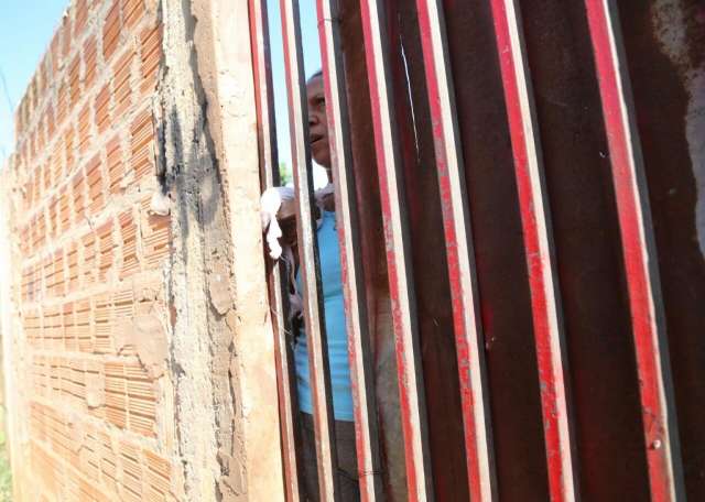 Mulher morta com tiro morava de favor e dizia que n&atilde;o podia voltar para casa