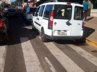 Veículo parado em cima da faixa de pedestres, no Centro de Campo Grande (Foto: Direto das Ruas) 