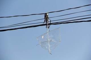 Pipa deixada na rede pode provocar acidentes.  (Foto: Marcos Ermínio)