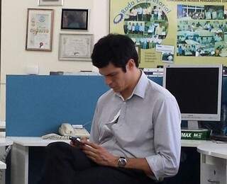 Mateus Solano durante gravações em escritório de contabilidade de Dourados, no sábado (Foto: Divulgação)