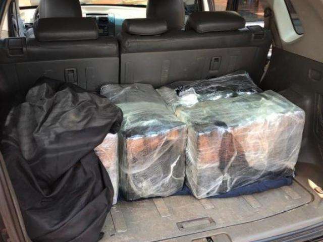 Vizinhos denunciam movimenta&ccedil;&atilde;o e trio &eacute; preso com 192 kg de maconha 