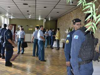 Na tarde de hoje os policiais militares estiveram reunidos, no teatro Glauce Rocha, com o comandante geral. (Foto: Viviane Oliveira)