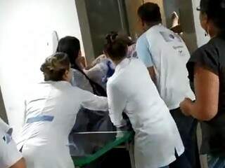 Funcionários tiveram que resgatar paciente por porta entreaberta do elevador (Foto: Reprodução/Direto das Ruas)