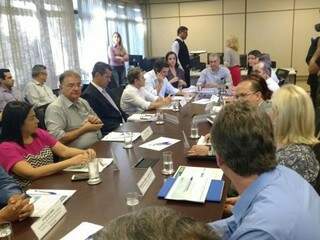 Governador (na ponta da mesa, ao fundo) reunido com secretariado na manhã desta sexta (Foto: Leonardo Rocha)