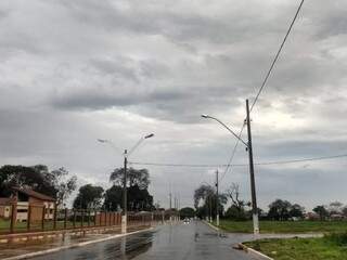 Chove nesta manhã em Dourados após dez dias de estiagem (Foto: Helio de Freitas)