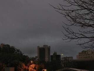Quarta-feira amanheceu com céu escuro e nublado em Campo Grande. (Foto: Henrique Kawaminami)