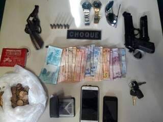 Celulares, dinheiro, armas e munições foram localizados com os suspeitos (Foto: divulgação/Batalhão de Choque) 