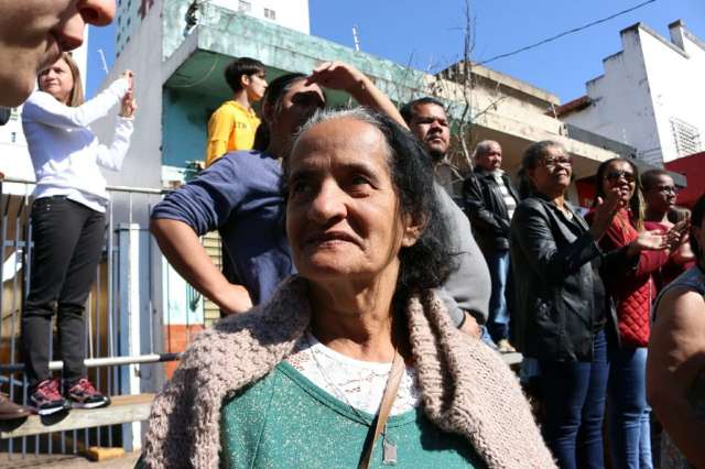 No desfile mais frio em 4 anos, p&uacute;blico procura lugar ao sol na 13 de Maio