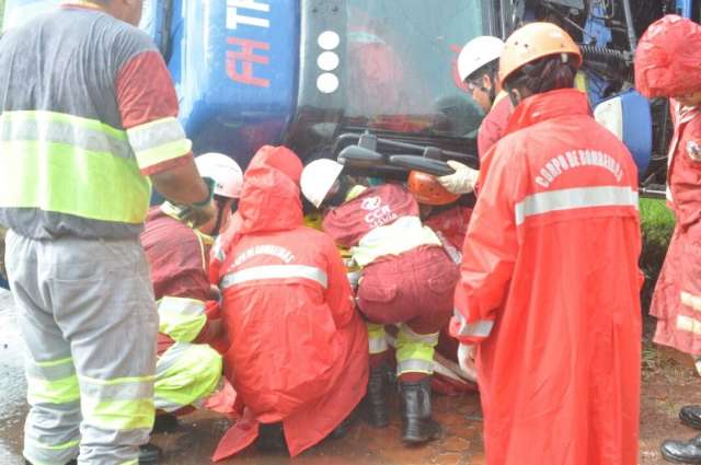 Na chuva, carreta perde controle na BR-163, cai de viaduto e fere condutor