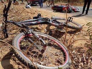 Bicicleta usada pela criança e, ao fundo, a moto que o atingiu (Foto: PC de Souza/Edição de Notícias)