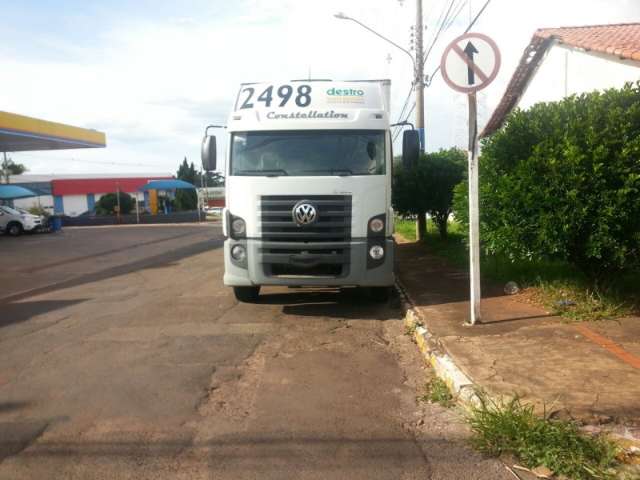 Caminh&atilde;o &eacute; estacionado diariamente de forma irregular em rua do Antonio Vendas