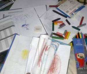 Aluna recebe kit escolar usado, com caderno rabiscado e lápis quebrados