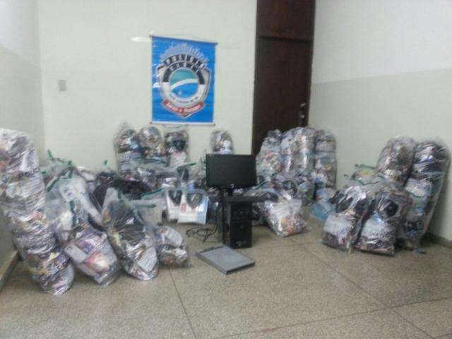 Opera&ccedil;&atilde;o da Pol&iacute;cia Civil apreende milhares de CDs, DVDs e cigarros