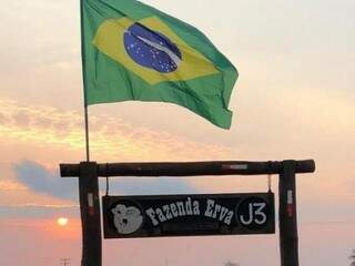 Fazenda em Maracaju agora tem bandeira na placa que identifica a propriedade. (Foto: Arquivo pessoal)