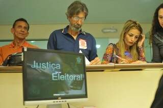 Suel (camisa azul) e Adryelle registraram candidaturas na Justiça Eleitoral. (Foto: Alcides Neto)