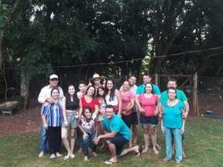 Valdineis abaixado de camiseta azul, a seu redor os membros da família Nogueira (Foto: Arquivo pessoal)