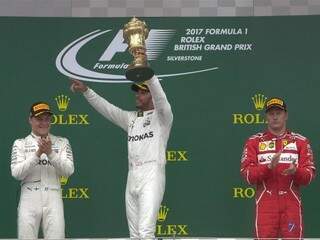 Hamilton comemora a vitória no pódio. (Foto: Divulgação/F1)