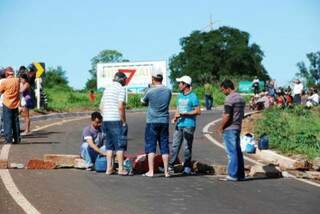 Grupo utilizou pedras e pedaços de madeira para bloquear rodovia (Foto: Tá na mídia Naviraí)