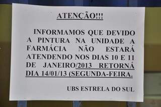 Aviso na entrada da unidade avisava sobre o fechamento da farmácia ontem e hoje. (Foto: João Garrigó)