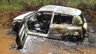 O veiculo modelo Renault Clio foi incendiado e deixado em uma estrada vicinal, a três quilômetros do Aeroporto Santa Maria.(Foto:Direto das Ruas)