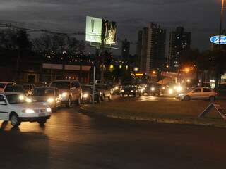 Na rotatória das ruas Ceará com a Joaquim Murtinho o trânsito é lento e falta fiscalização. (Foto: Rodrigo Pazinato)
