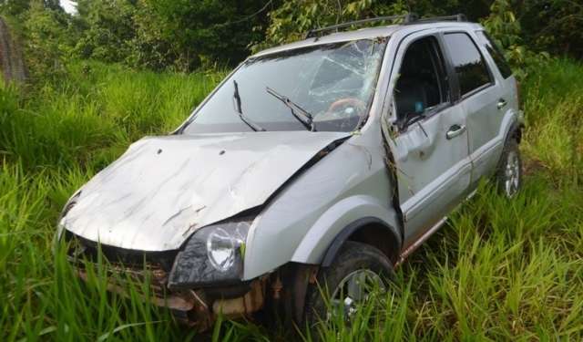 Embriagado e sem habilitação, jovem perde o controle da direção e sai da estrada