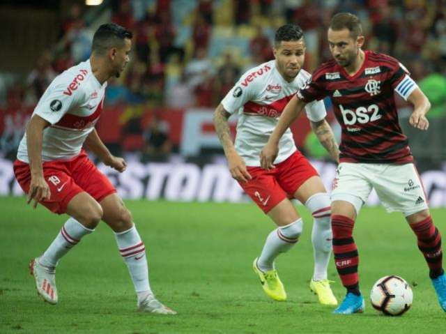 Em noite de Bruno Henrique inspirado, Flamengo faz 2 a 0 no Internacional 