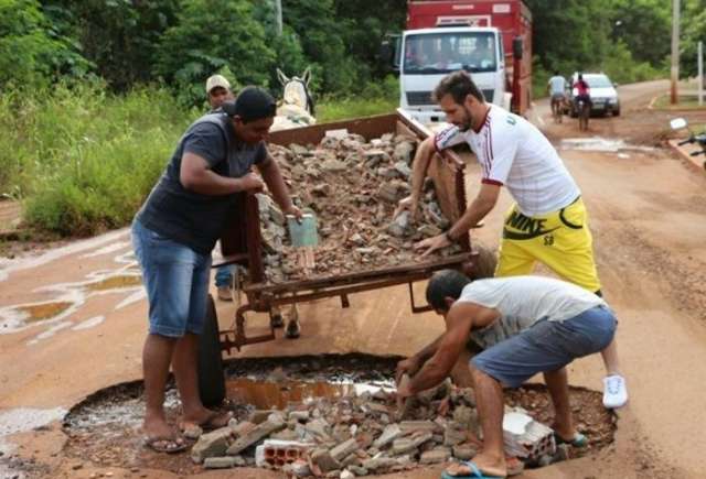 Buracos se espalham e prefeitura pede dois dias de sol para recupera&ccedil;&atilde;o