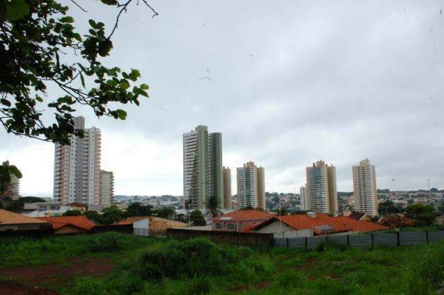 Quinta-feira de tempo nublado com chuva e trovoada em MS