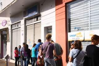 Antes de abrir as portas, lotérica já acumulava clientes. Foto: Marcos Ermínio
