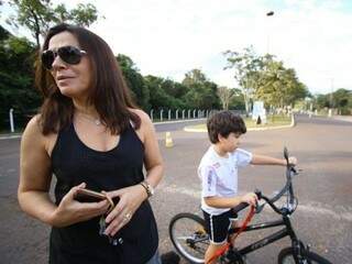 Dentista levou o filho para andar de bicicleta na avenida e diz que sinalização gera sensação de insegurança (Foto: André Bittar)