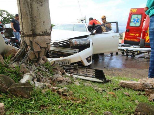 Motorista perde controle de carro e bate em poste na Afonso Pena