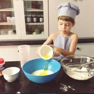 Mini-chef, Tomás já tem roupinha de cozinheiro. (Foto: Arquivo Pessoal)