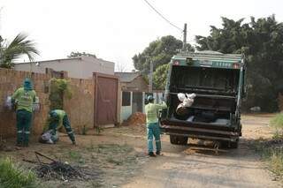 Sem receber cestas básicas, trabalhadores ameaçam suspender novamente a coleta de lixo (Foto: Gerson Walber)