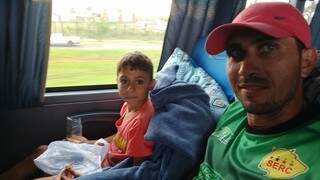 Mateuzinho, na companhia do pai Renato Willian Soares da Cruz, na viagem de ônibus para a segunda etapa da avaliação do Grêmio, em Porto Alegre (Foto: Arquivo pessoal)