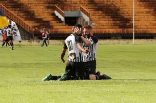 Luis Miguel e Rodrigo Gral vibram com gol marcado no estádio Douradão (Foto: Rafael Goes)