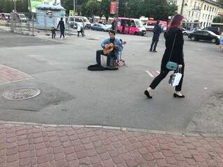 Noite de sexta-feira em São Petersburgo, passava de 23h e o músico dava show na calçada com dia claro (Foto: Paulo Nonato de Souza)