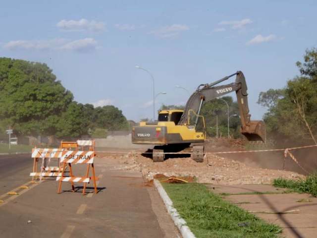 Avenida onde poste foi engolido por eros&atilde;o ganha aterro novo