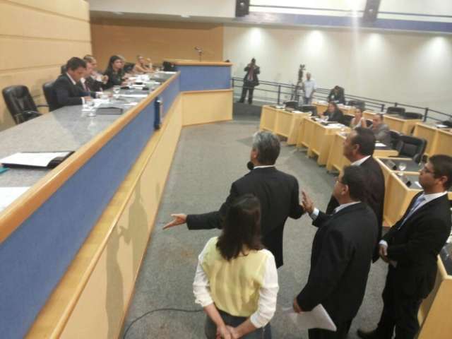 C&acirc;mara segue exemplo da prefeitura e barra secret&aacute;ria sem documento