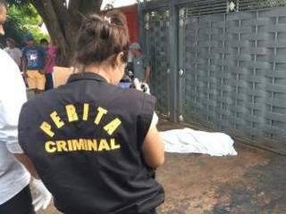 Perícia analisa local onde rapaz foi morto em Dourados (Foto: Oswaldo Duarte / Dourados News)