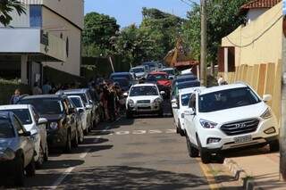 Na rua Dona Joana, rotina é fila dupla, com muitos carros invadindo as calçadas.  (Foto: Marina Pacheco)