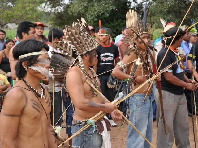  Ap&oacute;s noite de tens&atilde;o e tiros, &iacute;ndios deixam fazenda para evitar conflito