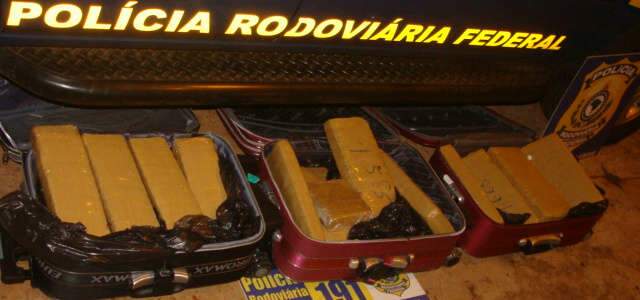  Mulheres s&atilde;o presas com tr&ecirc;s malas cheias de maconha