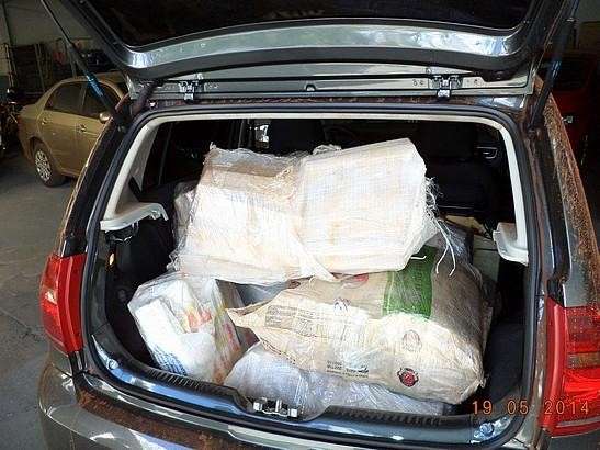 Dupla &eacute; presa transportando em ve&iacute;culo 300 quilos de maconha 